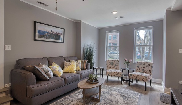 Modern 2BR in Roscoe/Wrigley with Free Street Parking walk to Paulina Brown-line