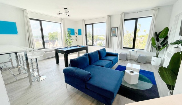 Modern 2BR Indoor Pool Near NYC & MetLife