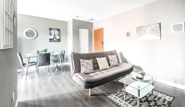 Modern 2BR - King Bed Apartment - PRIME Location!
