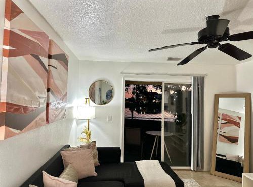Modern 2BR Lakeview Near Orlando Airport Free Parking