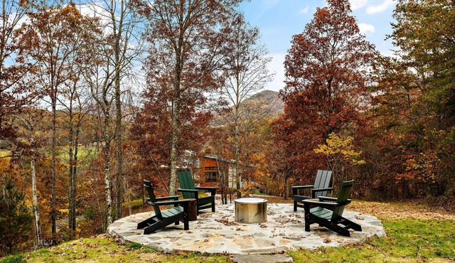Modern 2BR mountain retreat with expansive deck, fireplace, and fire pit. Enjoy stylish interiors, ensuite bedrooms, and peaceful views. Dog friendly and perfect for spring getaways, relaxed stays, and fresh mountain air.