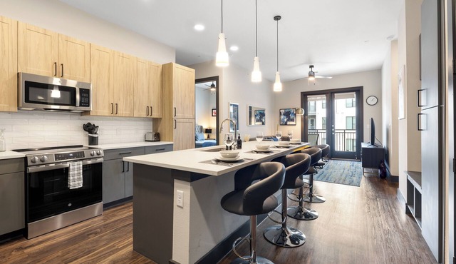 Modern 2BR -Near Domain -Free Parking -Fast Wi-Fi -Walk to Eats & Shops