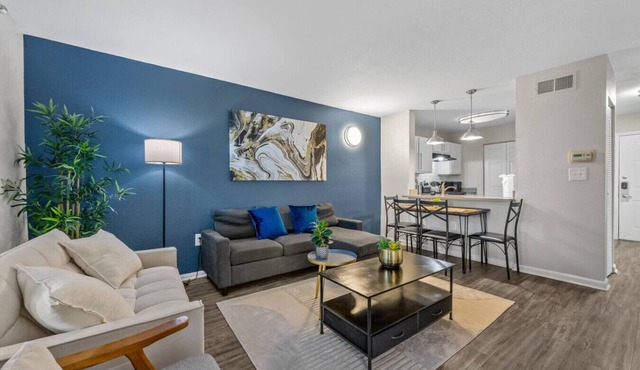 Modern 2BR near Downtown | Pool, Gym, Free Parking