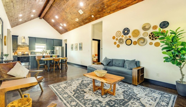 Modern 2BR Near Lake Somerville & Round Top