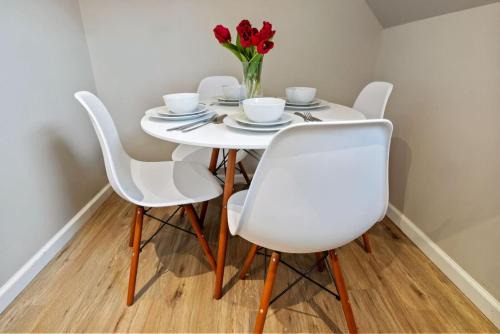 Modern 2BR Near NYC with Free Parking and Workspace