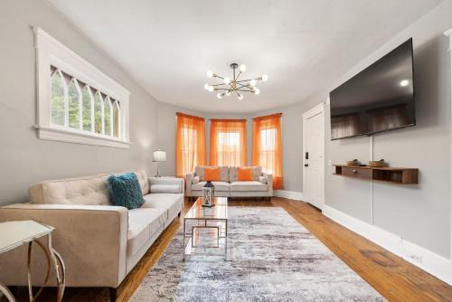 Modern 2BR Near Syracuse University, Zoo, Destiny USA & Downtown Syracuse