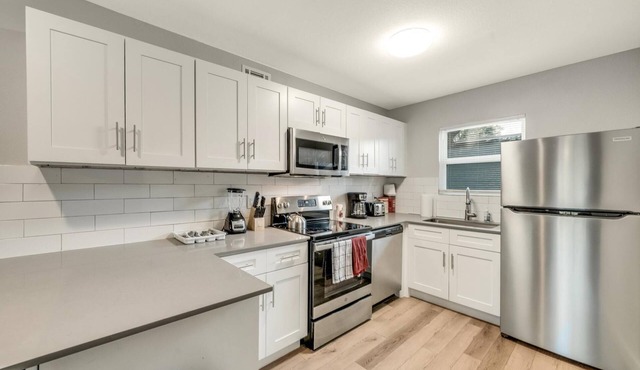 Modern 2BR Near UT Hyde Park Evonify