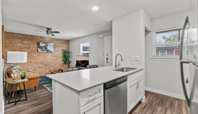 Modern 2BR Near UT Hyde Park Evonify