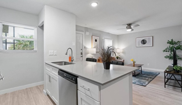 Modern 2BR Near UT Hyde Park Evonify
