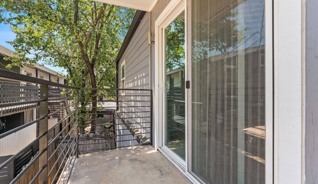 Modern 2BR Near UT | Hyde Park | Evonify 3064
