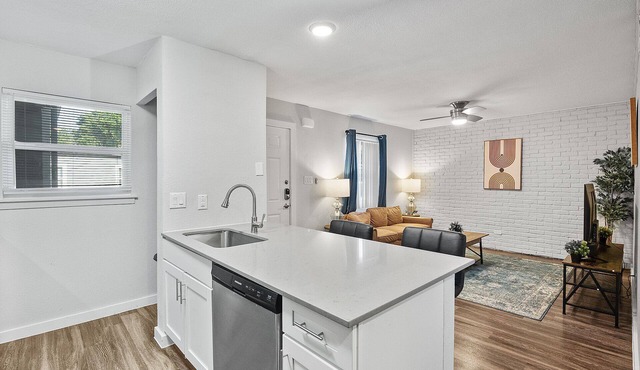 Modern 2BR Near UT | Hyde Park | Evonify 3433