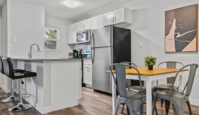 Modern 2BR Near UT | Hyde Park | Evonify 7497