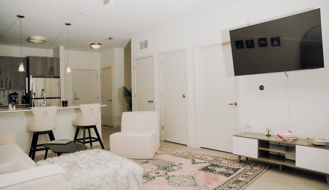 Modern 2BR next to downtown + parking.