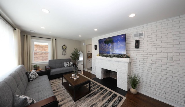 Modern 2BR Oak Lawn Home - Easy Commute to Chicago, Perfect for Longer Stays