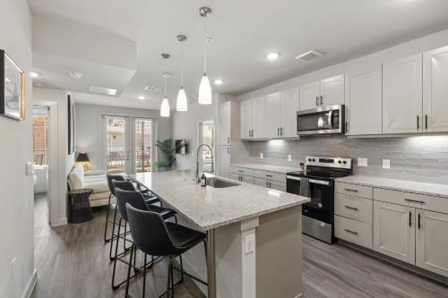 Modern 2BR Poolside Patio Suite in North Austin