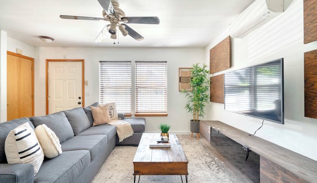 Modern 2BR + pull-out couch Alberta Arts WalkScore 99