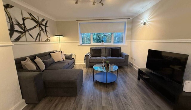 Modern 2BR Sleeps 4 Central Scotland Parking