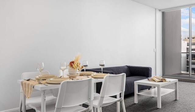 Modern 2BR Stay – Walk to Cafés & Transport