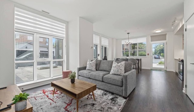 Modern 2BR Suite Free Parking