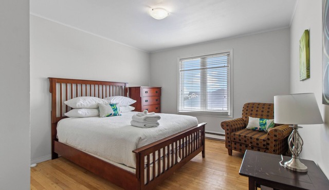 Modern 2BR Suite Parking Laundry