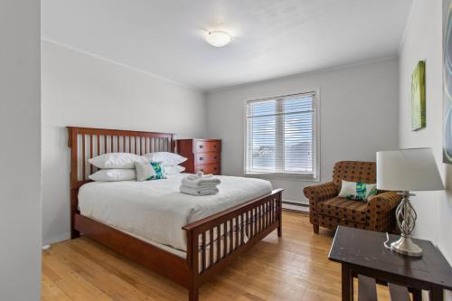 Modern 2BR Suite Parking Laundry