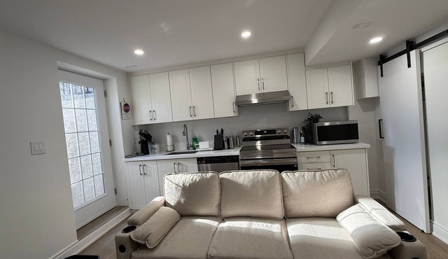 Modern 2BR Suite w/Kitchen
