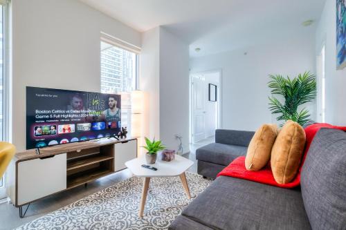 Modern 2BR Suite with 2 Queen Beds - Downtown Toronto