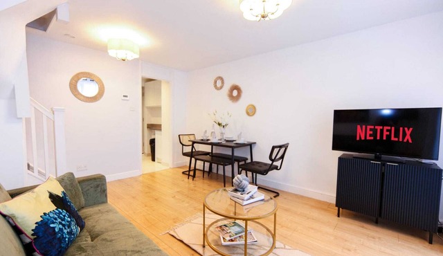 Modern 2BR Summer House Near Studio with Private Garden and Free Private Parking