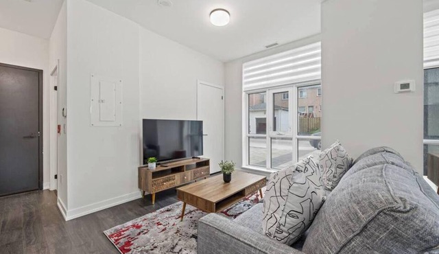 Modern 2BR Townhome Free Parking