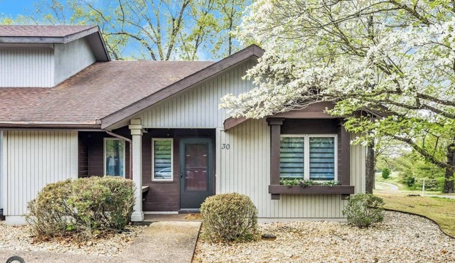 Modern 2BR Townhouse - Near Bike Trails & Golf