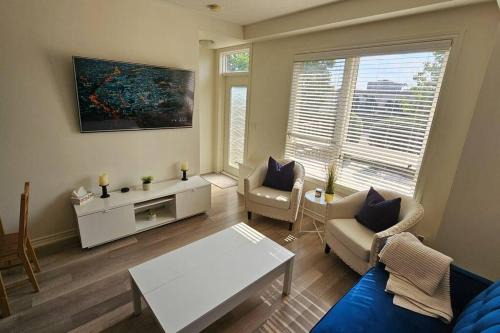 Modern 2BR Townhouse w Patio & Free Parking Family & Work Stays