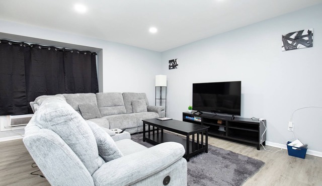 Modern 2BR, Unit 1, Yard, Laundry, Smart TV