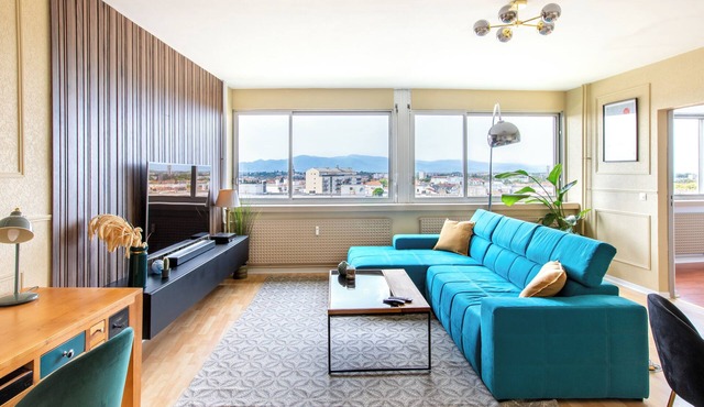Modern 2BR Vosges View & Sunsets 90 m² Netflix & Parking