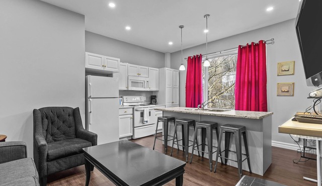 Modern 2BR W&D Wi-Fi Parking
