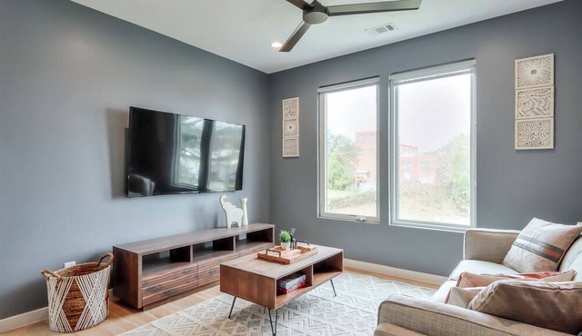 Modern 2BR w/Rooftop Deck - 5 Min to Downtown