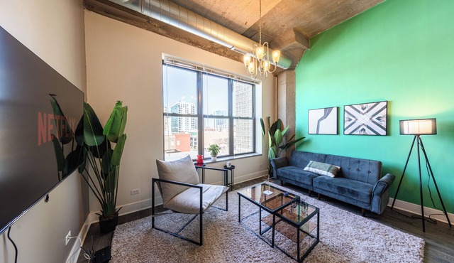 Modern 2BR w/Skyline View Near McCormick & Park