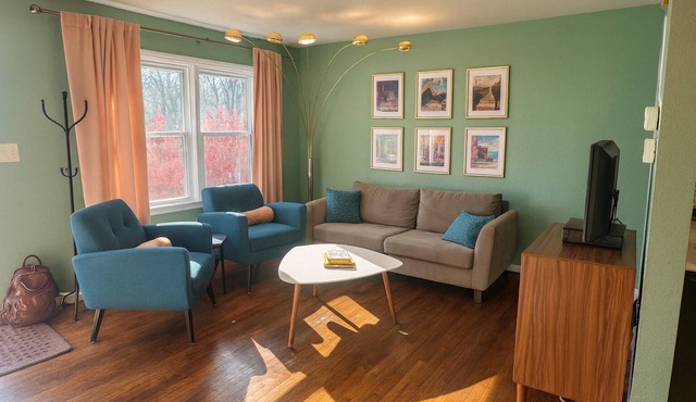 ★ Modern 2BR │ Walk to Restaurants & Allen Fieldhouse │ Off-Street Parking