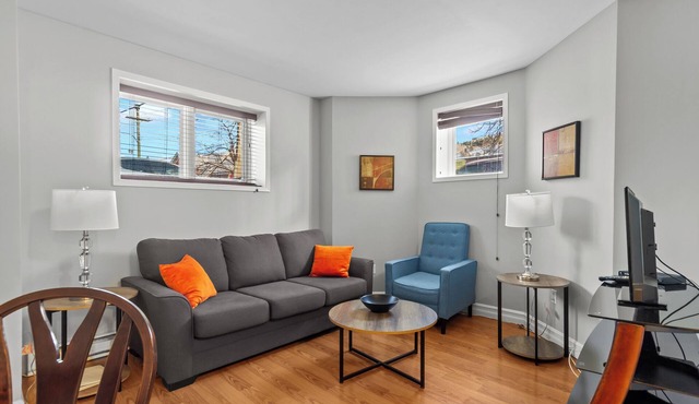 Modern 2BR Wi-Fi TV Off-Street