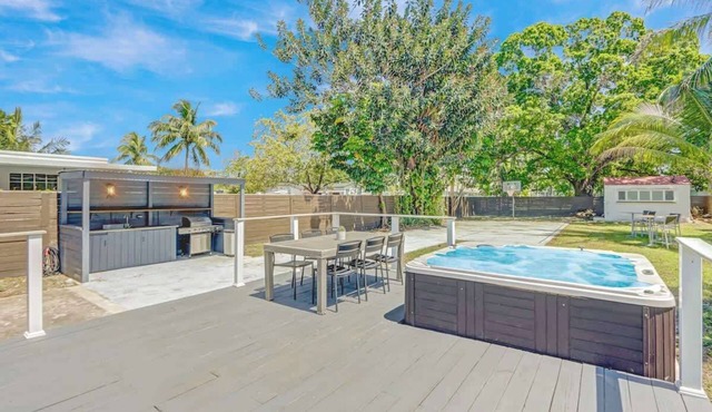 Modern 2BR with BBQ, Near Beach & FLL