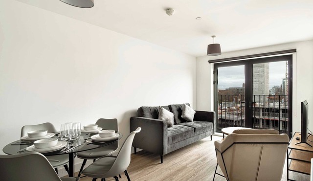 Modern 2BR with balcony in Bastion Point Liverpool