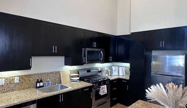 Modern 2BR with Sleeping Loft and Mountain View with 3 mins to Oldtown