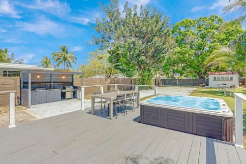 Modern 2BR with Jacuzzi BBQ Near Beach & FLL