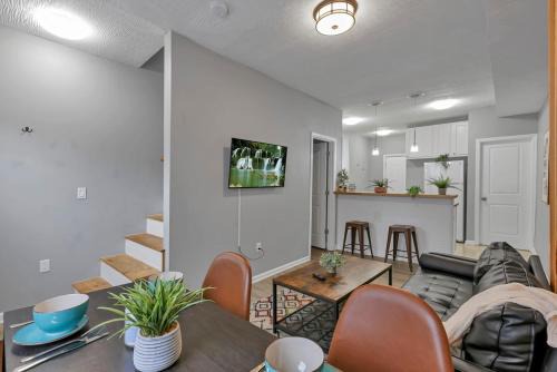 Modern 2BR Yale Townhouse Near Downtown Columbus