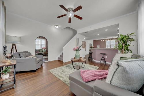 Modern 2BR2BA Pool Gym Near Airport #8