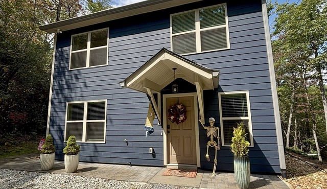 Modern, 3/2 bed with fireplace, screened porch, & outdoor seating area.