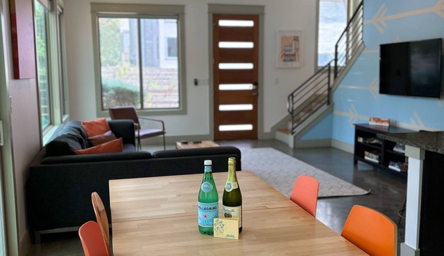Modern 3/2 Home in East Austin - Walk Downtown/Rainey St! Great for groups!