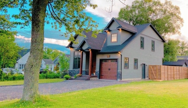 Modern 3–4 Bedroom Beach House Sleeps 8 Walk to Bay Beach