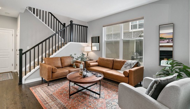 Modern, 3 bd, near shops & restaurants