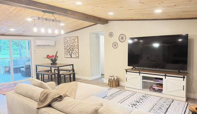 Modern 3 Bdrm Cottage Retreat by the Springs