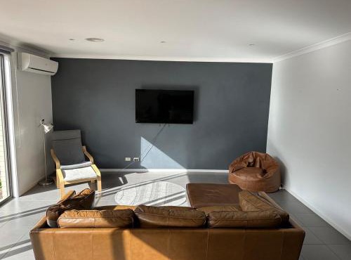 Modern 3 bed 2 bath house, parking and outdoor space